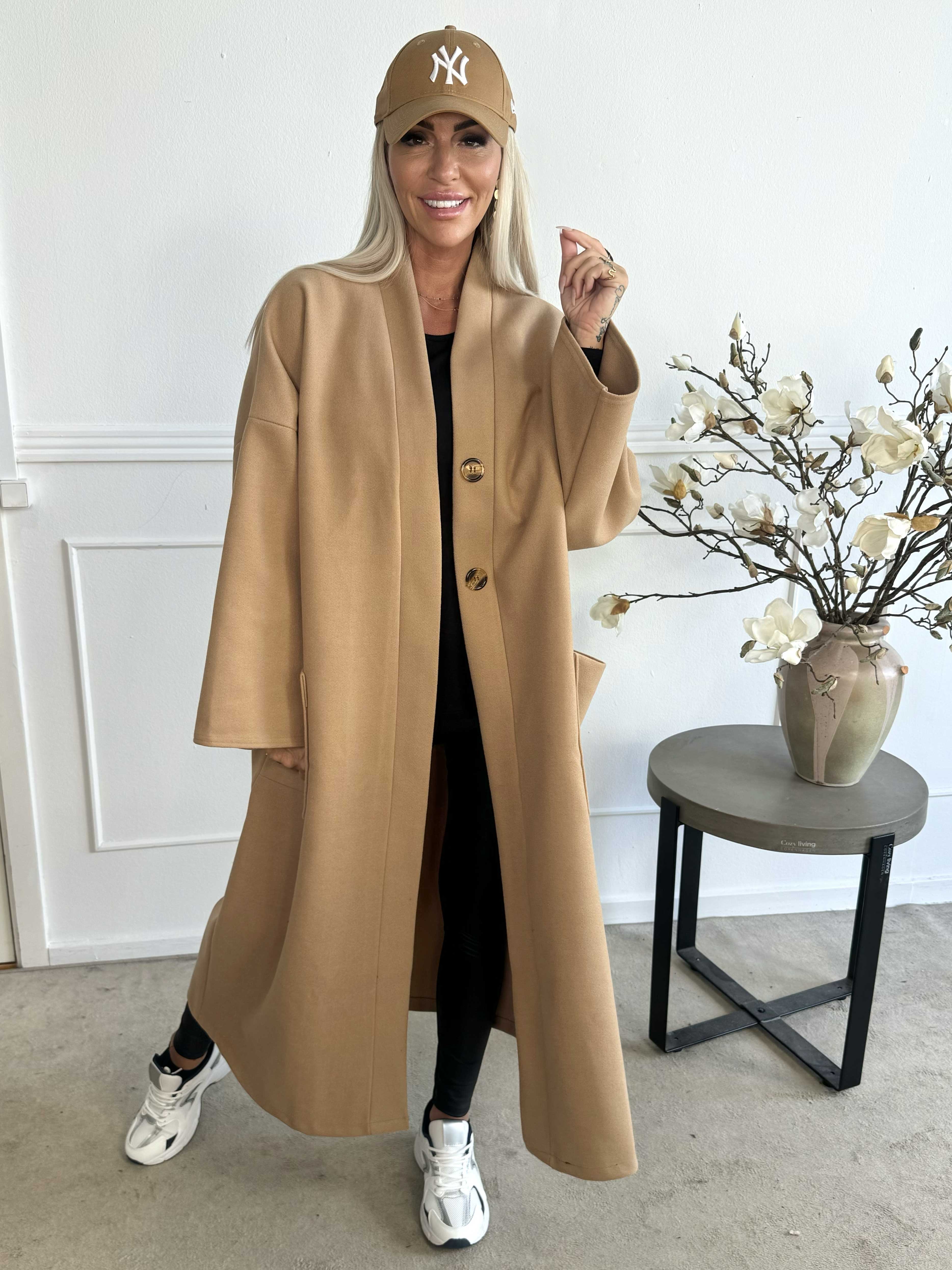 Abbelin - Lang oversized frakke med pynteknapper